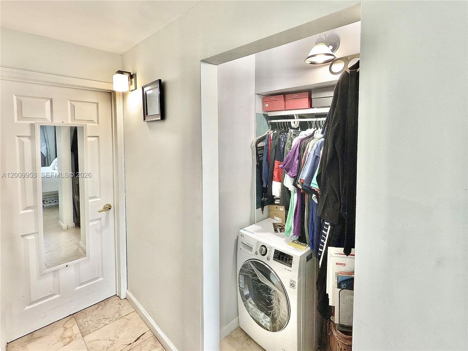 For Sale: $189,999 (1 beds, 1 baths, 812 Square Feet)
