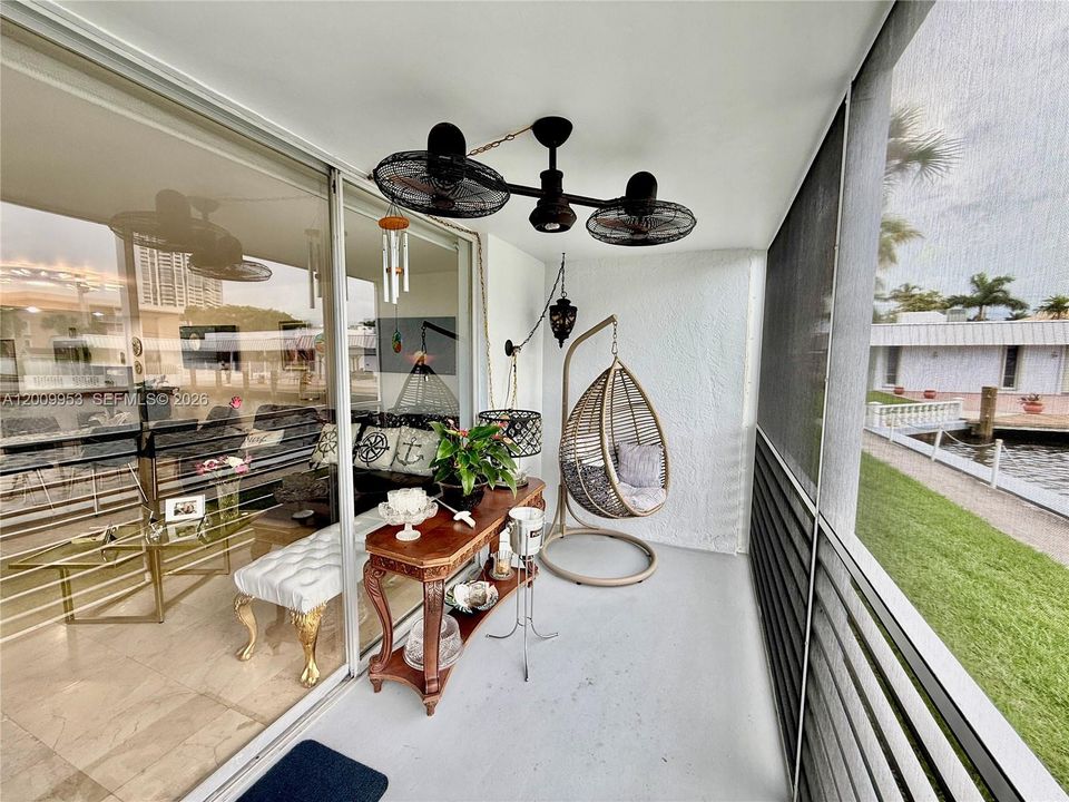 For Sale: $189,999 (1 beds, 1 baths, 812 Square Feet)