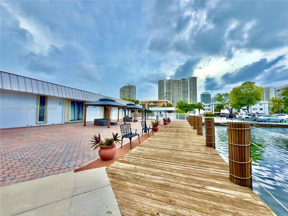 For Sale: $189,999 (1 beds, 1 baths, 812 Square Feet)