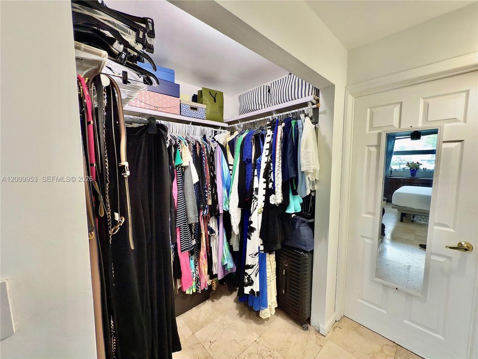 For Sale: $189,999 (1 beds, 1 baths, 812 Square Feet)