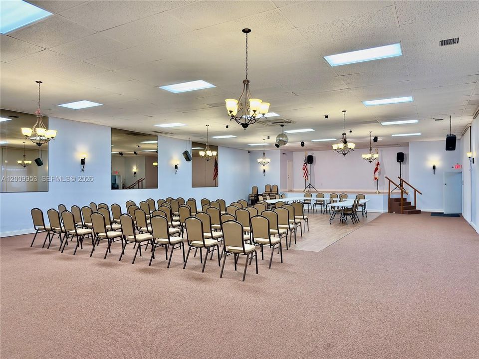 For Sale: $189,999 (1 beds, 1 baths, 812 Square Feet)