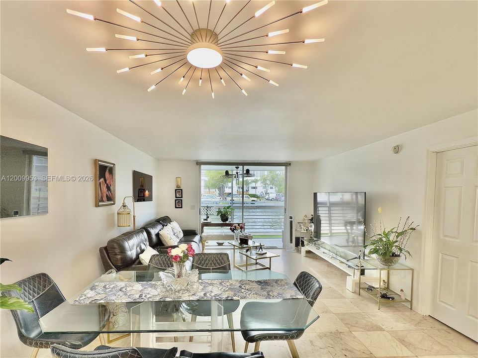 For Sale: $189,999 (1 beds, 1 baths, 812 Square Feet)