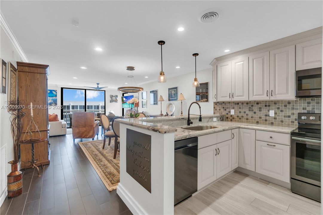 Active With Contract: $575,000 (2 beds, 2 baths, 1280 Square Feet)