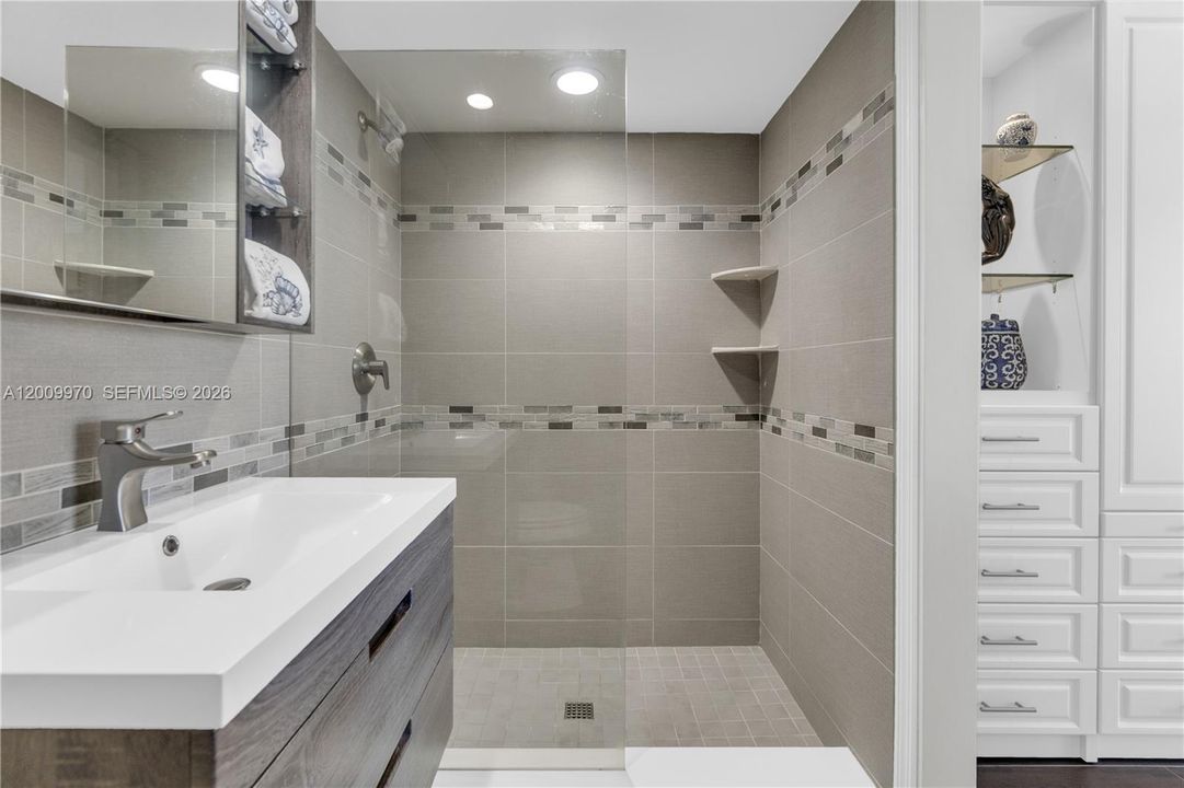 Active With Contract: $575,000 (2 beds, 2 baths, 1280 Square Feet)