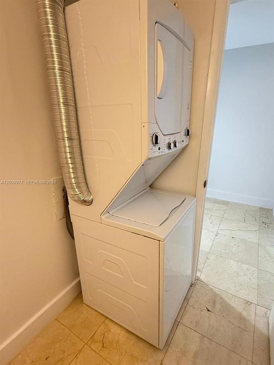 For Sale: $280,000 (2 beds, 1 baths, 1114 Square Feet)
