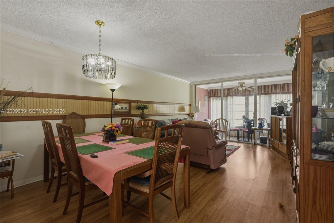 For Sale: $114,000 (2 beds, 2 baths, 880 Square Feet)