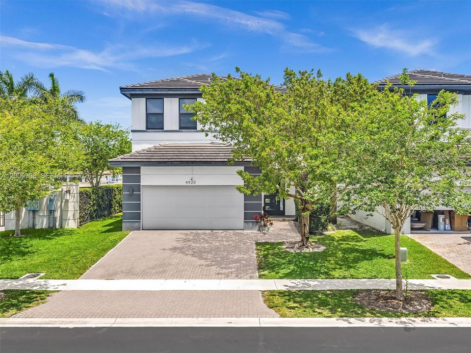 Под контрактом: $4,750 (3 спален, 3 ванн, 2187 Квадратных фут)