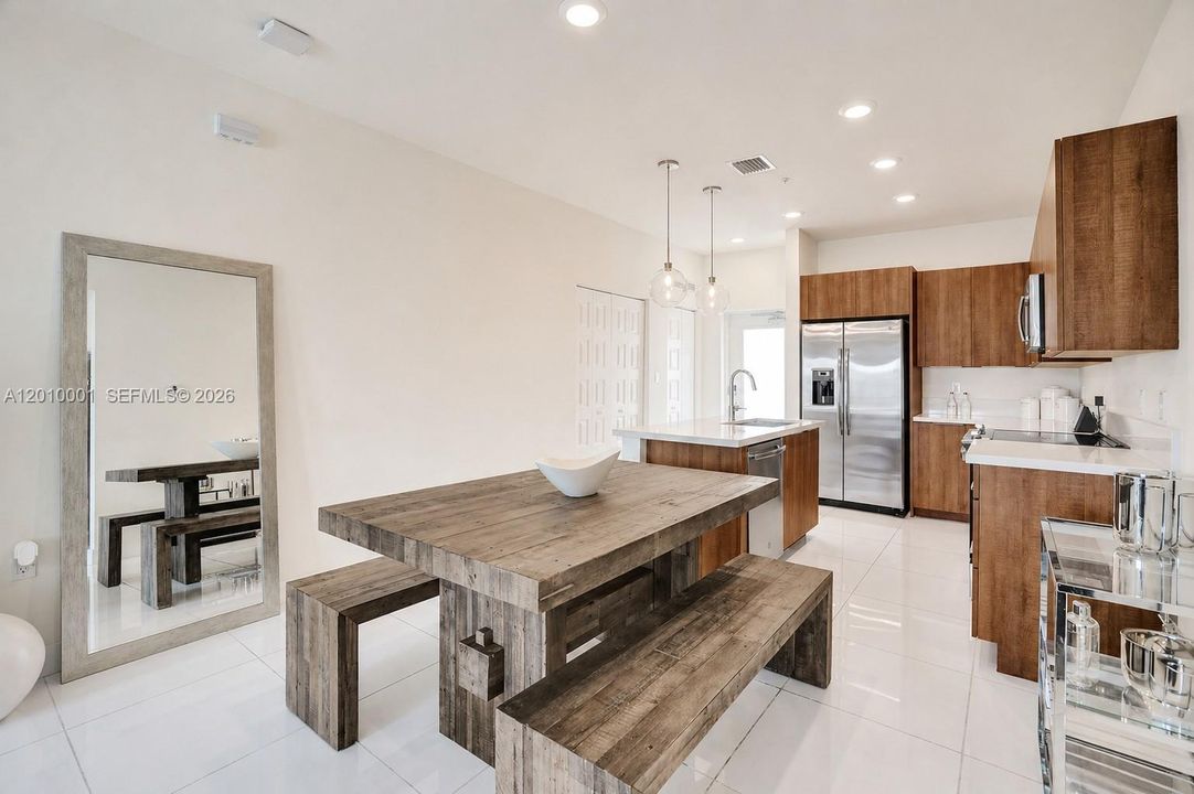 Recently Sold: $500,000 (3 beds, 2 baths, 1129 Square Feet)