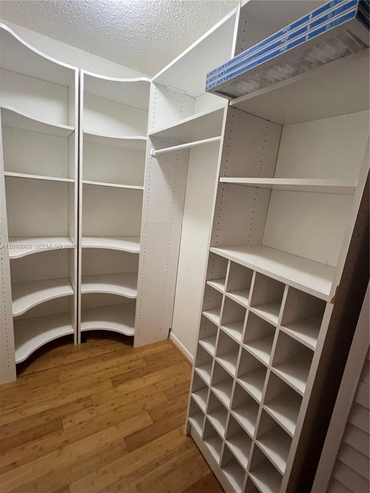 Activo con contrato: $2,550 (2 camas, 2 baños, 1182 Pies cuadrados)