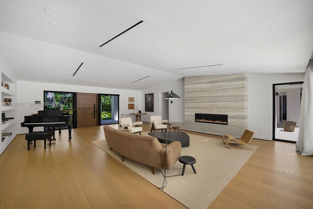 Activo con contrato: $6,995,000 (4 camas, 3 baños, 4420 Pies cuadrados)