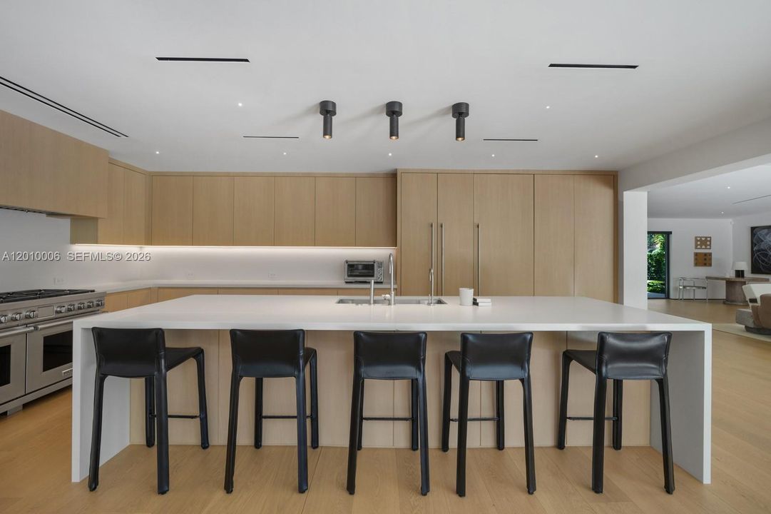 Activo con contrato: $6,995,000 (4 camas, 3 baños, 4420 Pies cuadrados)