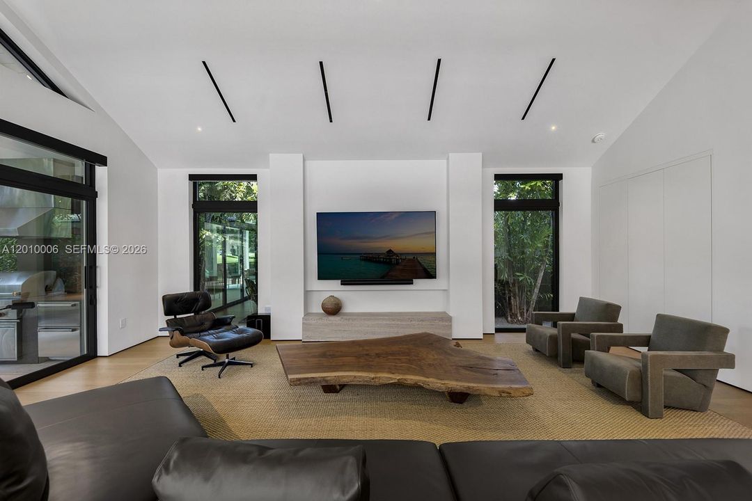 Activo con contrato: $6,995,000 (4 camas, 3 baños, 4420 Pies cuadrados)