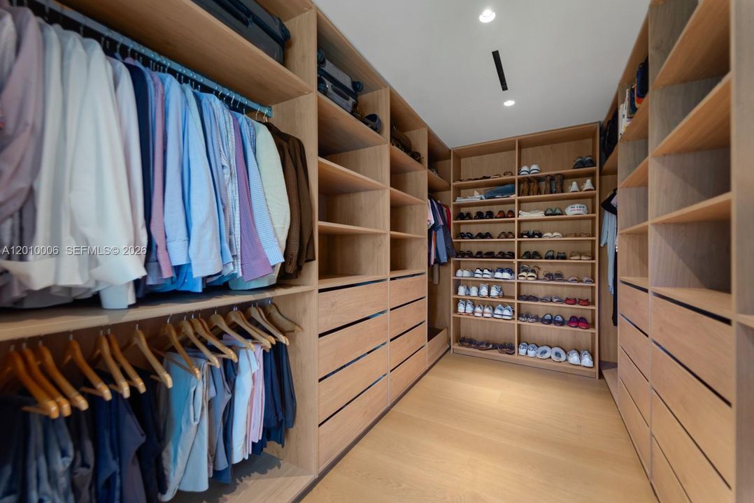 Activo con contrato: $6,995,000 (4 camas, 3 baños, 4420 Pies cuadrados)