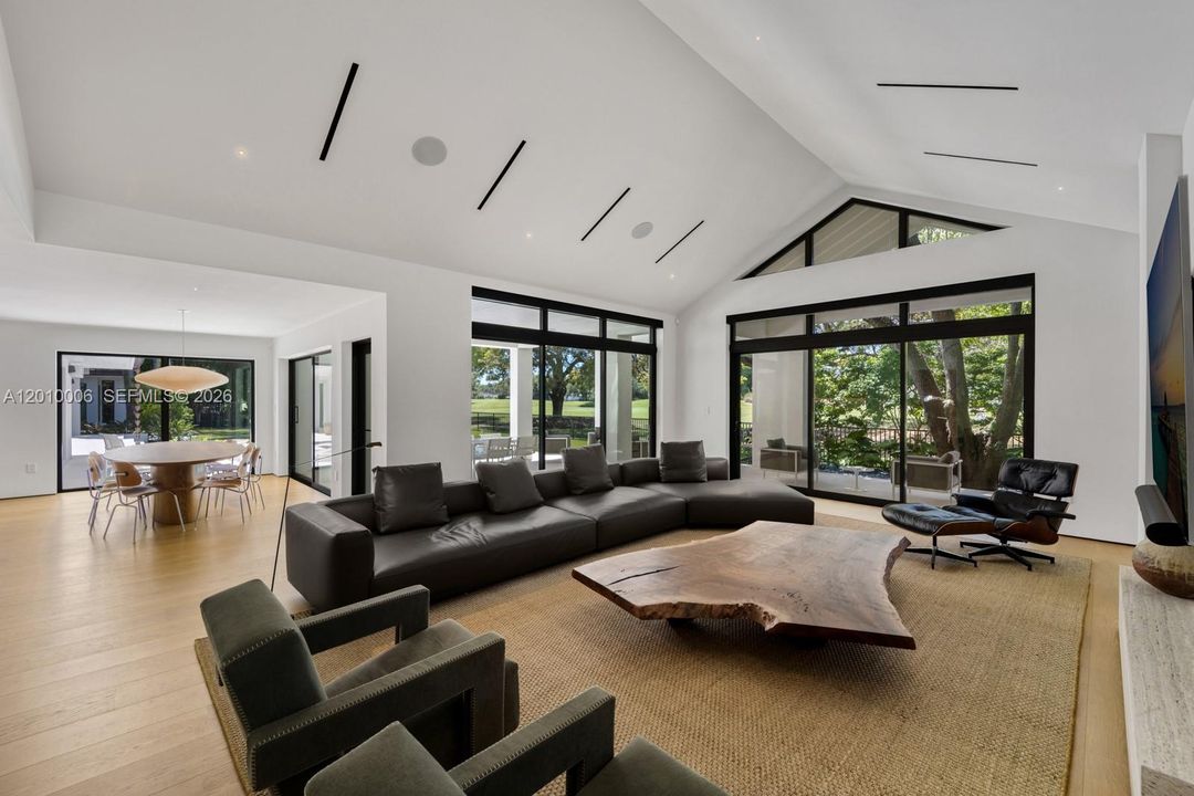 Activo con contrato: $6,995,000 (4 camas, 3 baños, 4420 Pies cuadrados)