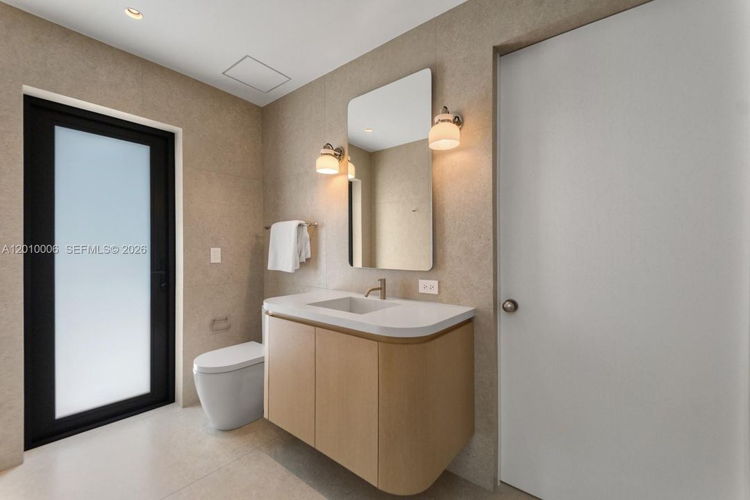 Activo con contrato: $6,995,000 (4 camas, 3 baños, 4420 Pies cuadrados)