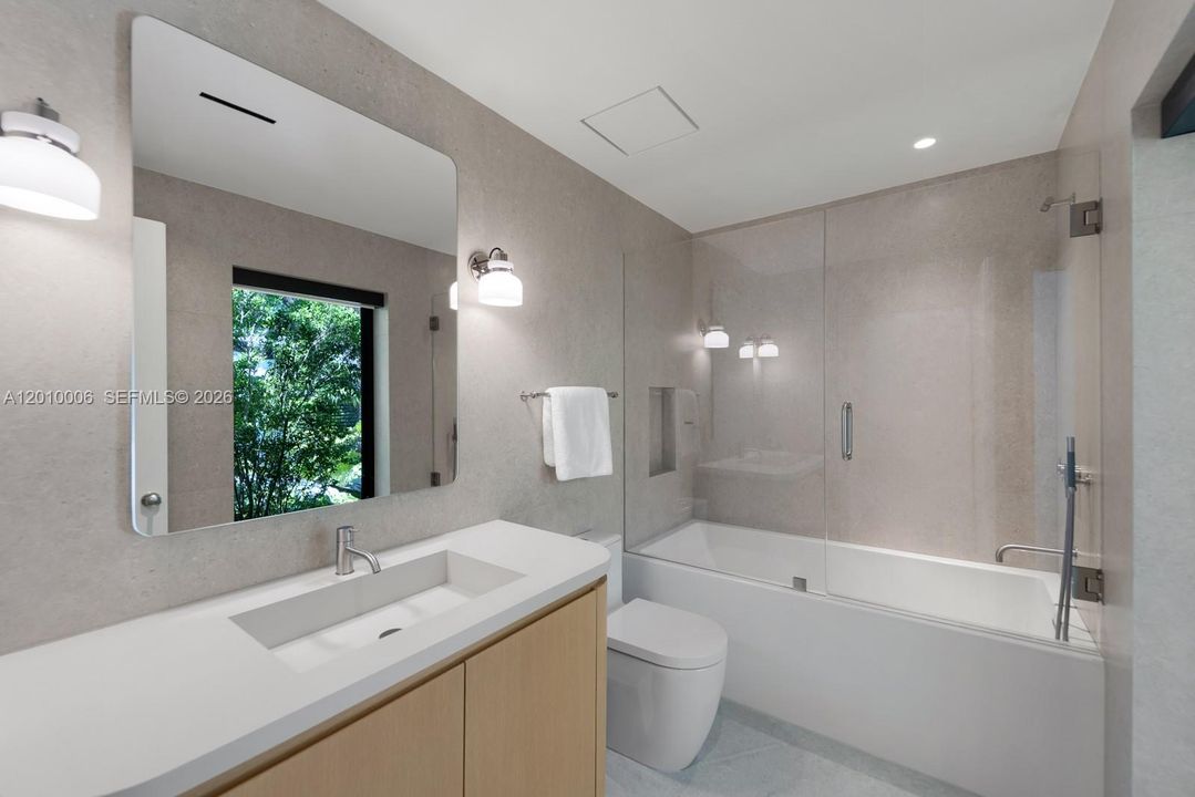 Activo con contrato: $6,995,000 (4 camas, 3 baños, 4420 Pies cuadrados)