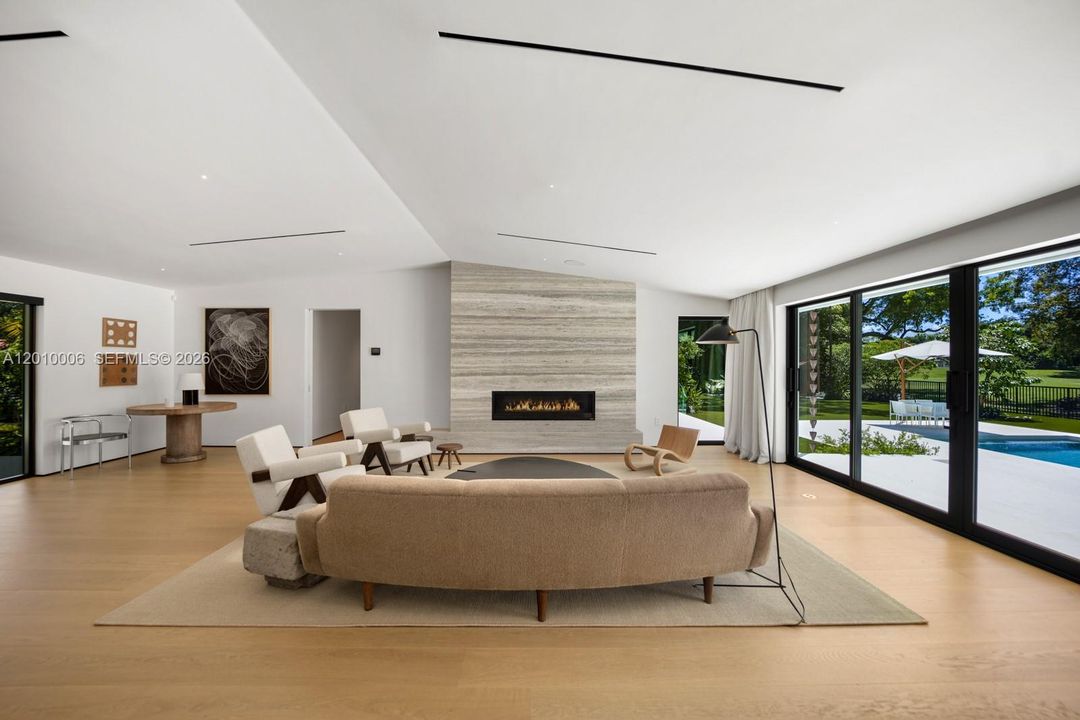 Activo con contrato: $6,995,000 (4 camas, 3 baños, 4420 Pies cuadrados)