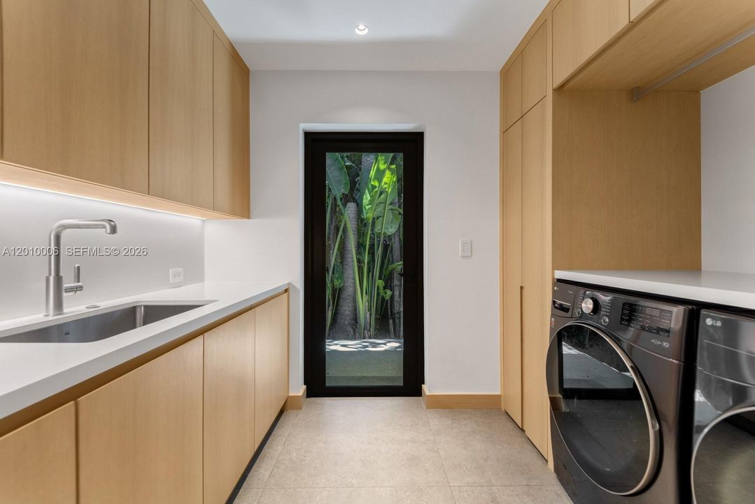 Activo con contrato: $6,995,000 (4 camas, 3 baños, 4420 Pies cuadrados)