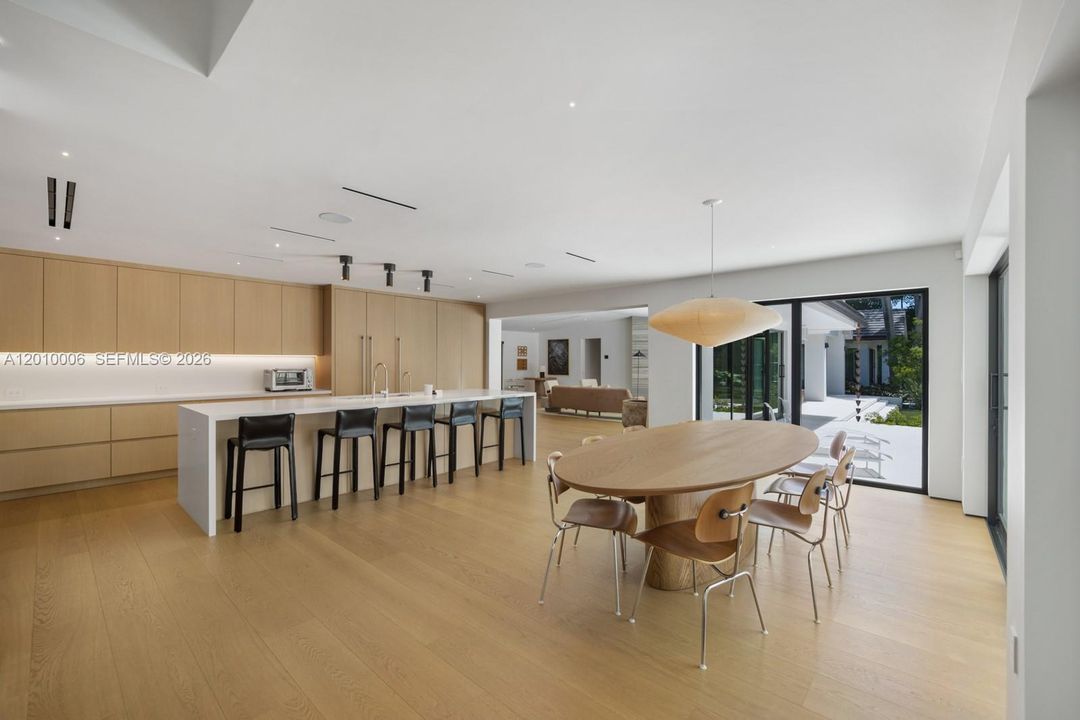 Activo con contrato: $6,995,000 (4 camas, 3 baños, 4420 Pies cuadrados)