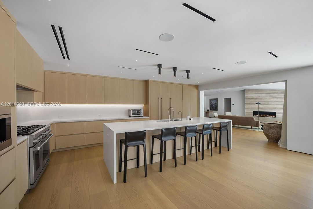 Activo con contrato: $6,995,000 (4 camas, 3 baños, 4420 Pies cuadrados)