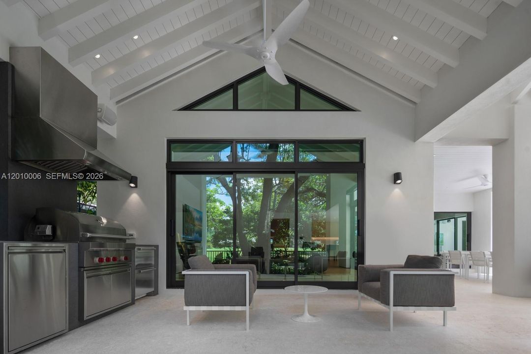 Activo con contrato: $6,995,000 (4 camas, 3 baños, 4420 Pies cuadrados)