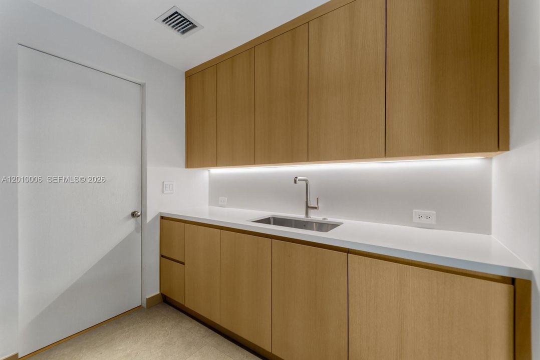 Activo con contrato: $6,995,000 (4 camas, 3 baños, 4420 Pies cuadrados)
