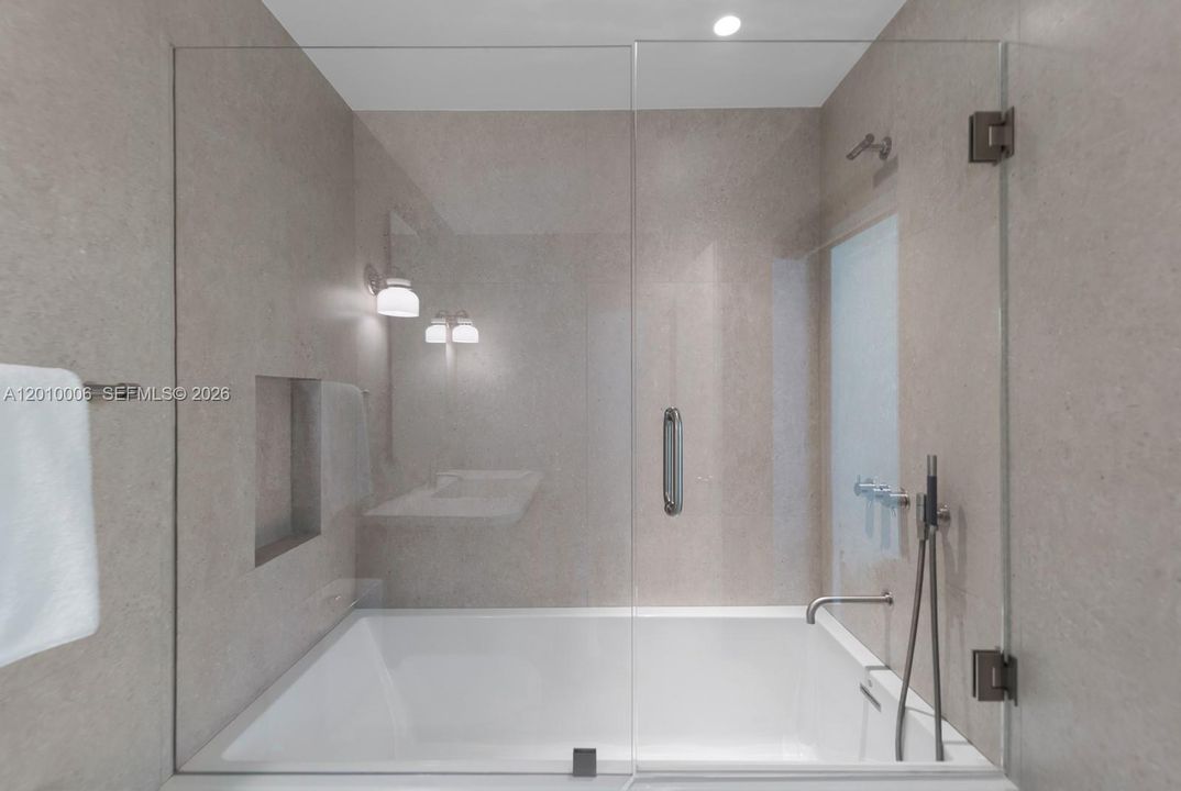 Activo con contrato: $6,995,000 (4 camas, 3 baños, 4420 Pies cuadrados)