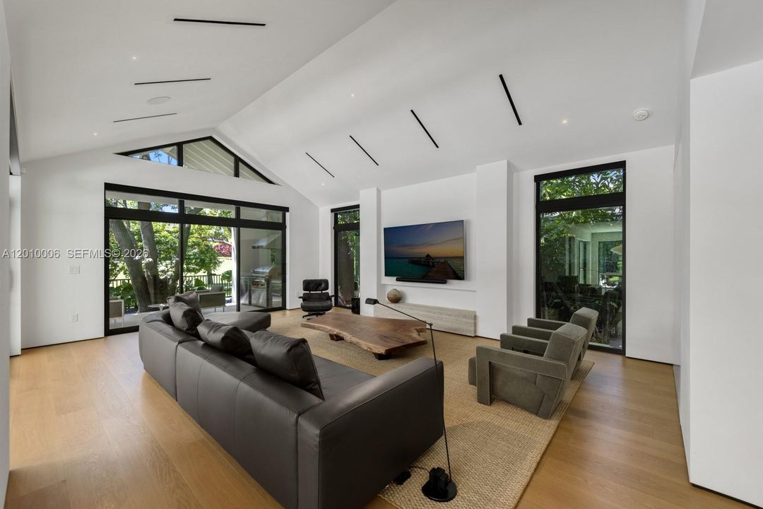 Activo con contrato: $6,995,000 (4 camas, 3 baños, 4420 Pies cuadrados)