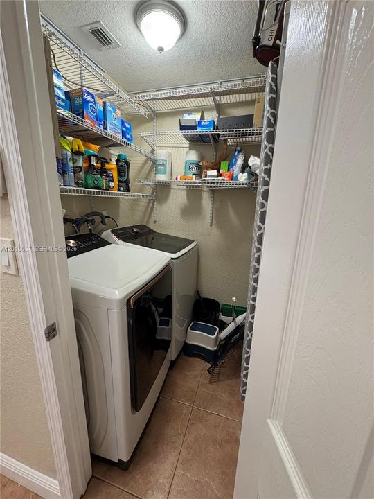 Activo con contrato: $2,795 (3 camas, 2 baños, 1450 Pies cuadrados)