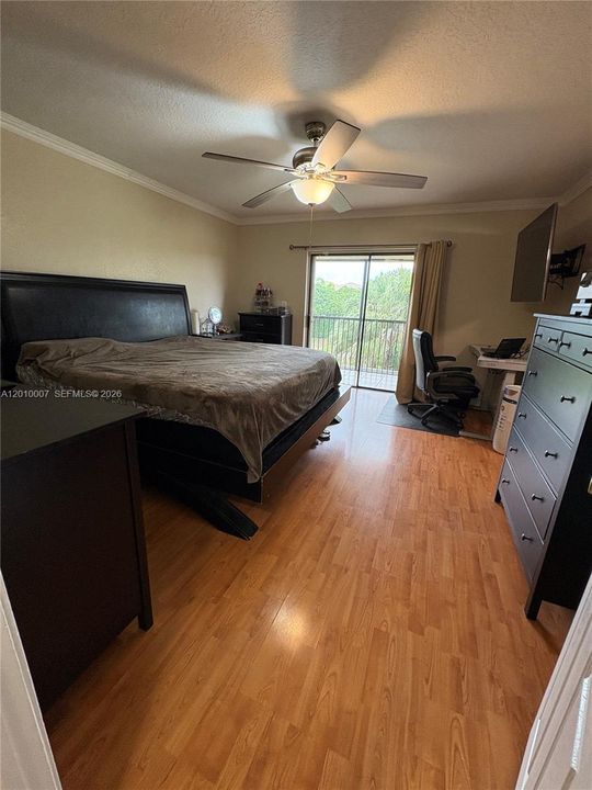 Activo con contrato: $2,795 (3 camas, 2 baños, 1450 Pies cuadrados)