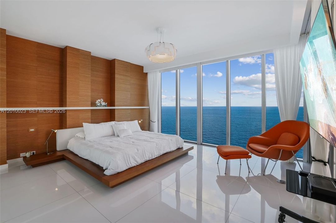 For Sale: $2,690,000 (2 beds, 2 baths, 1290 Square Feet)