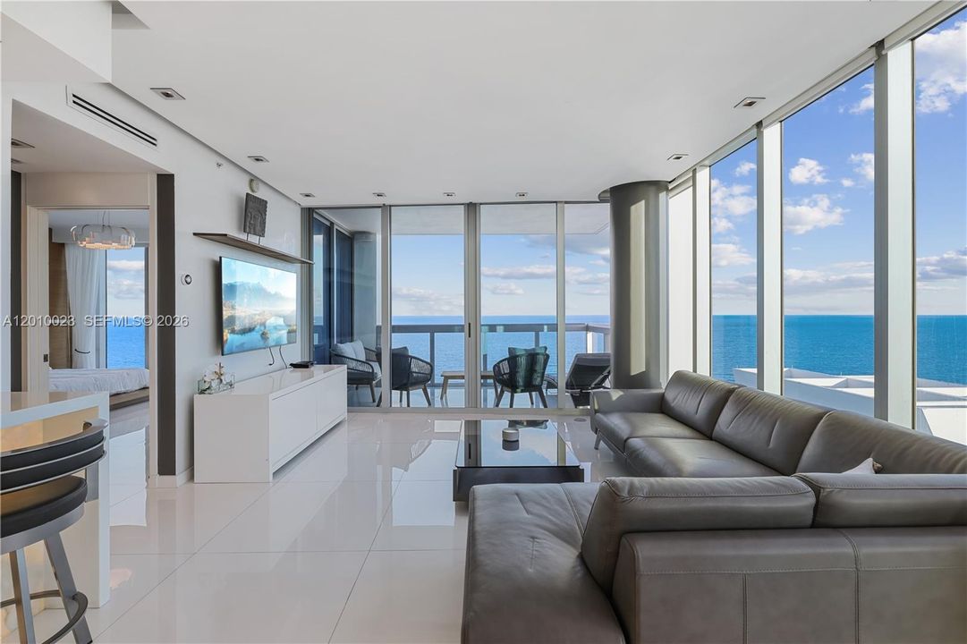 For Sale: $2,690,000 (2 beds, 2 baths, 1290 Square Feet)