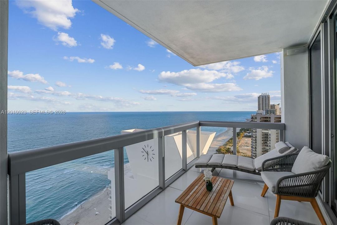 For Sale: $2,690,000 (2 beds, 2 baths, 1290 Square Feet)