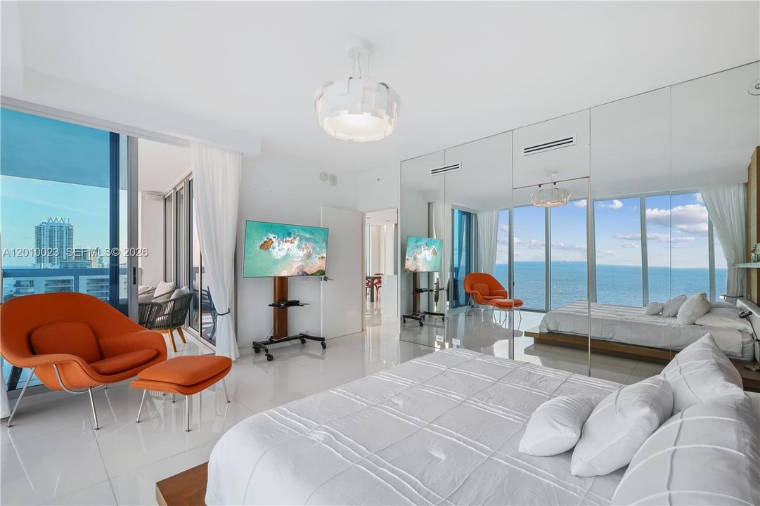 For Sale: $2,690,000 (2 beds, 2 baths, 1290 Square Feet)