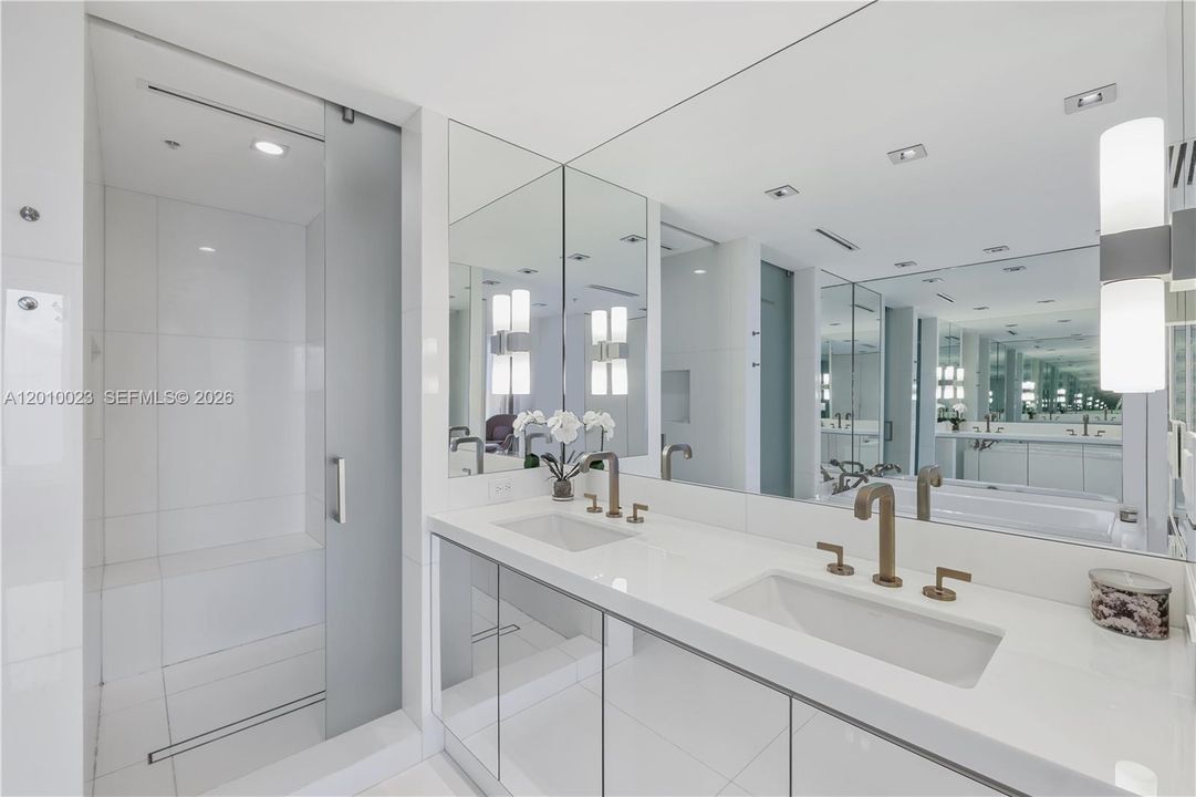 For Sale: $2,690,000 (2 beds, 2 baths, 1290 Square Feet)