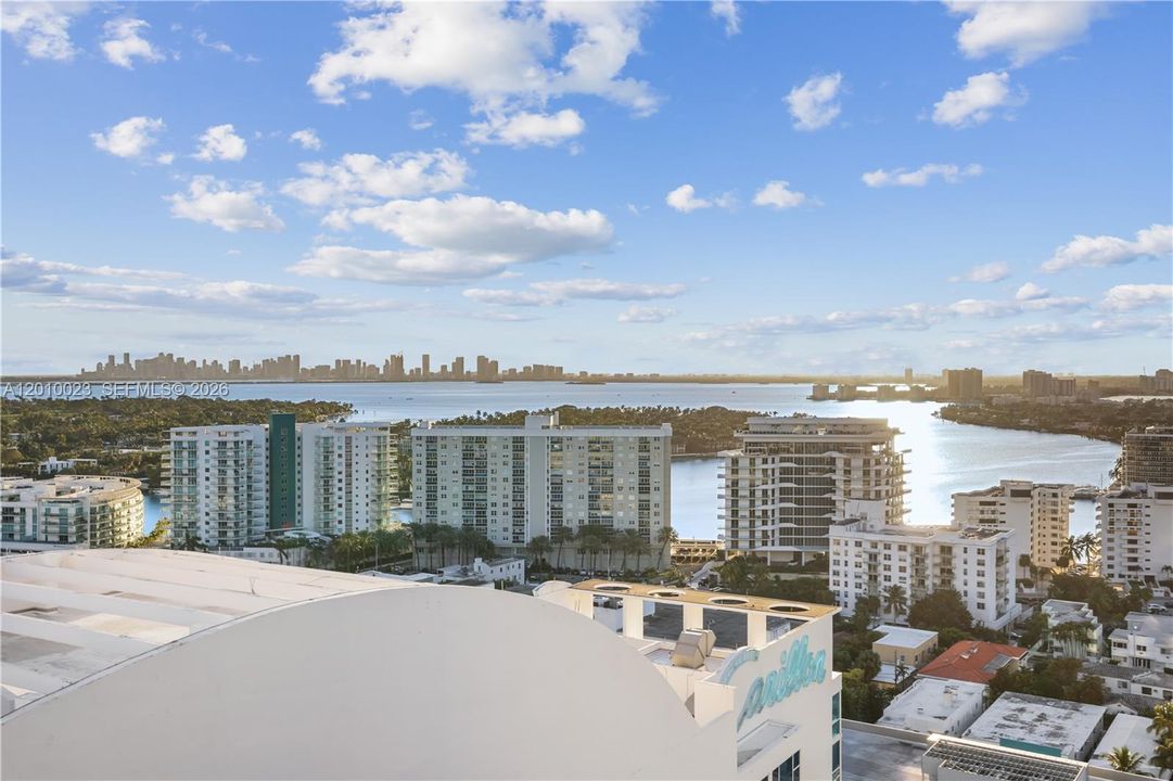 For Sale: $2,690,000 (2 beds, 2 baths, 1290 Square Feet)