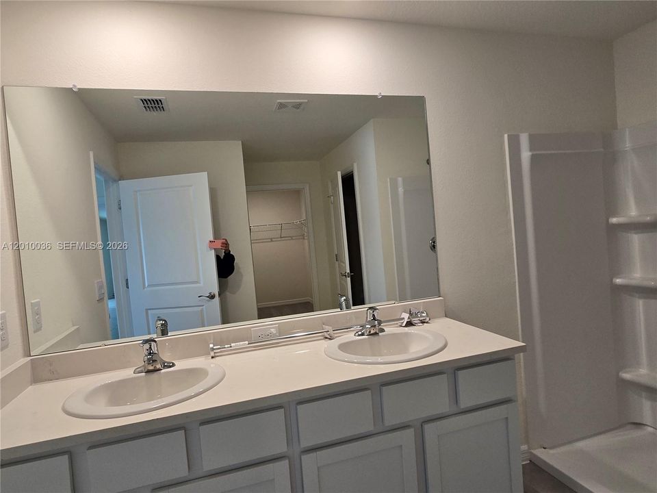 For Rent: $2,200 (4 beds, 2 baths, 1827 Square Feet)