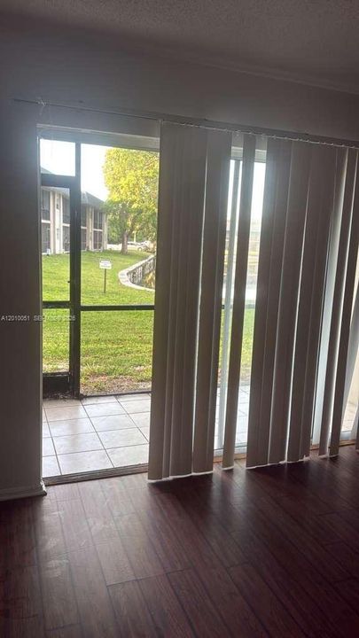For Sale: $140,000 (2 beds, 2 baths, 949 Square Feet)