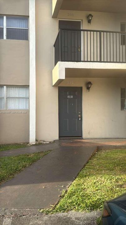 For Sale: $140,000 (2 beds, 2 baths, 949 Square Feet)