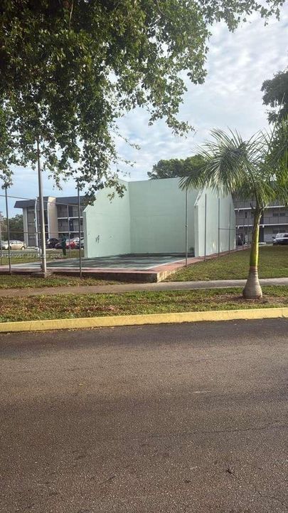 For Sale: $140,000 (2 beds, 2 baths, 949 Square Feet)