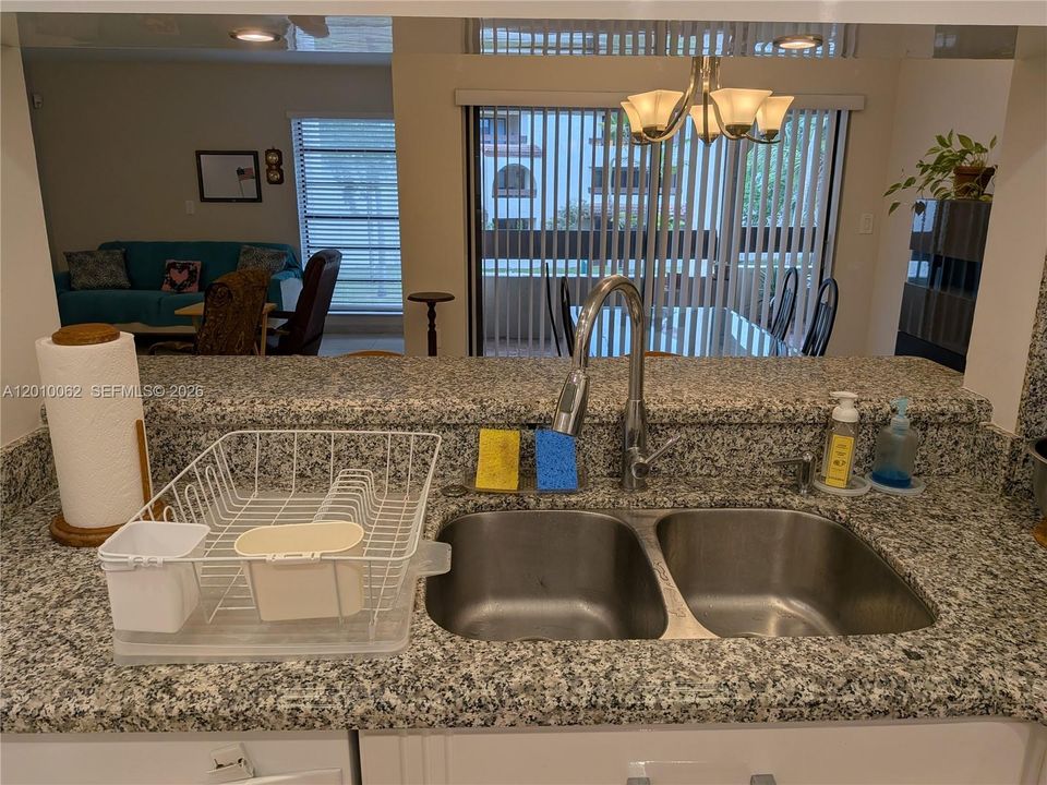 Active With Contract: $240,000 (1 beds, 1 baths, 980 Square Feet)