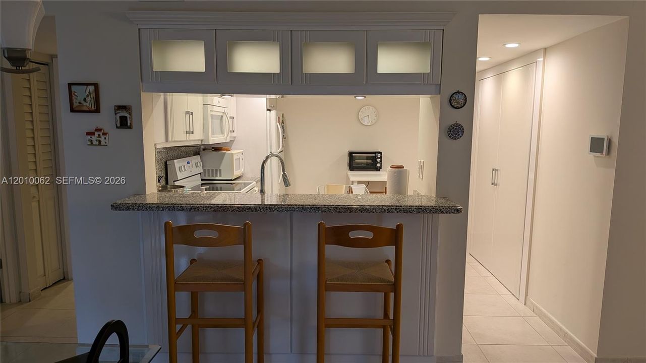 Active With Contract: $240,000 (1 beds, 1 baths, 980 Square Feet)