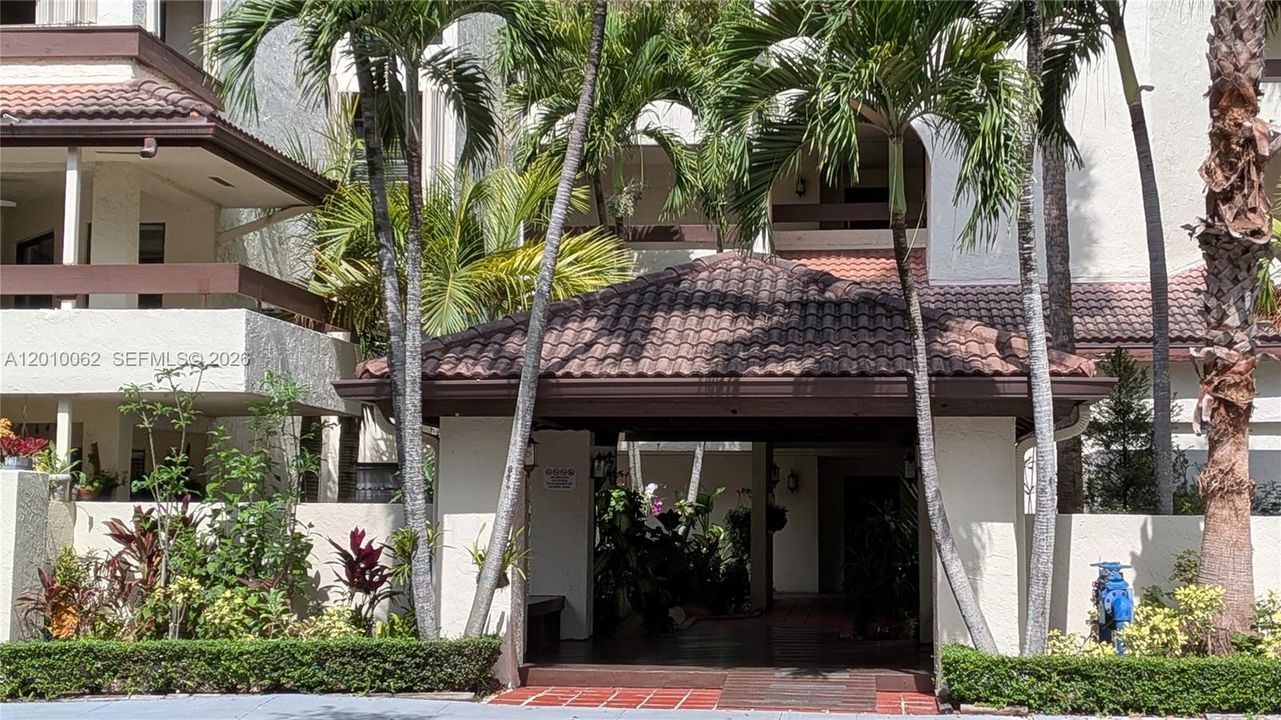 Active With Contract: $240,000 (1 beds, 1 baths, 980 Square Feet)