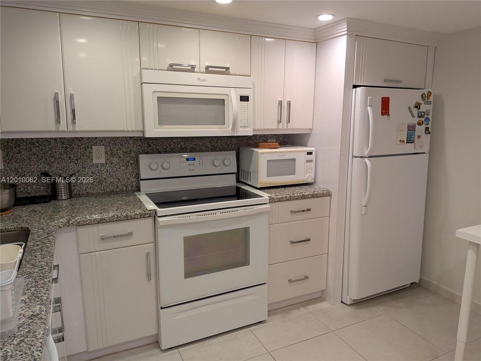 Active With Contract: $240,000 (1 beds, 1 baths, 980 Square Feet)