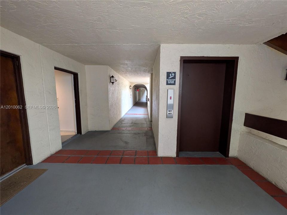 Active With Contract: $240,000 (1 beds, 1 baths, 980 Square Feet)