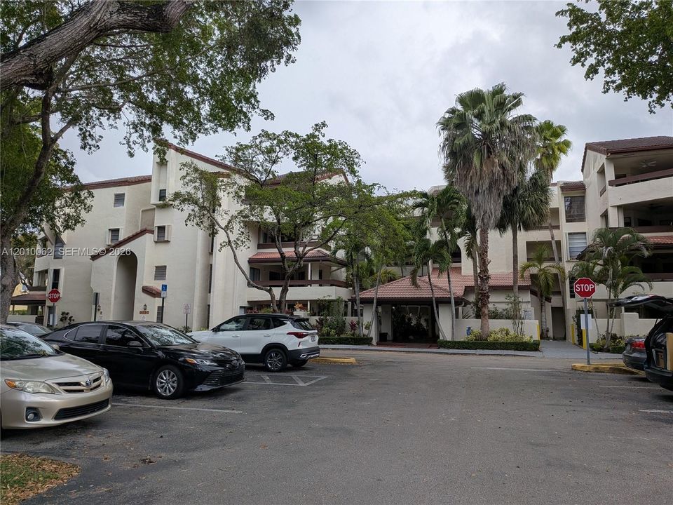 Active With Contract: $240,000 (1 beds, 1 baths, 980 Square Feet)