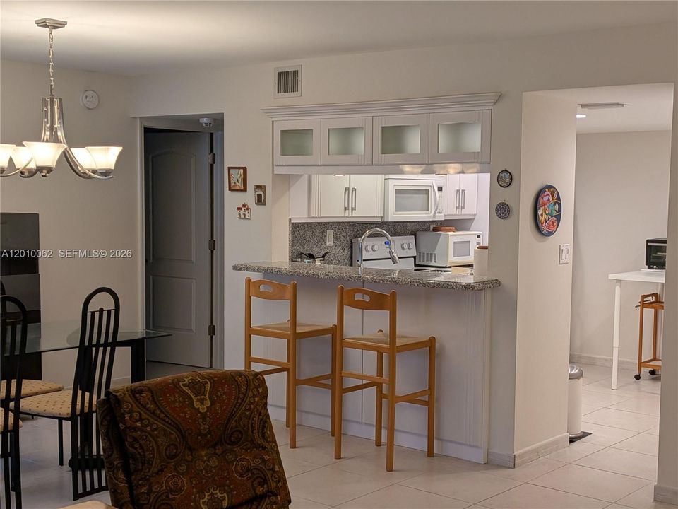 Active With Contract: $240,000 (1 beds, 1 baths, 980 Square Feet)