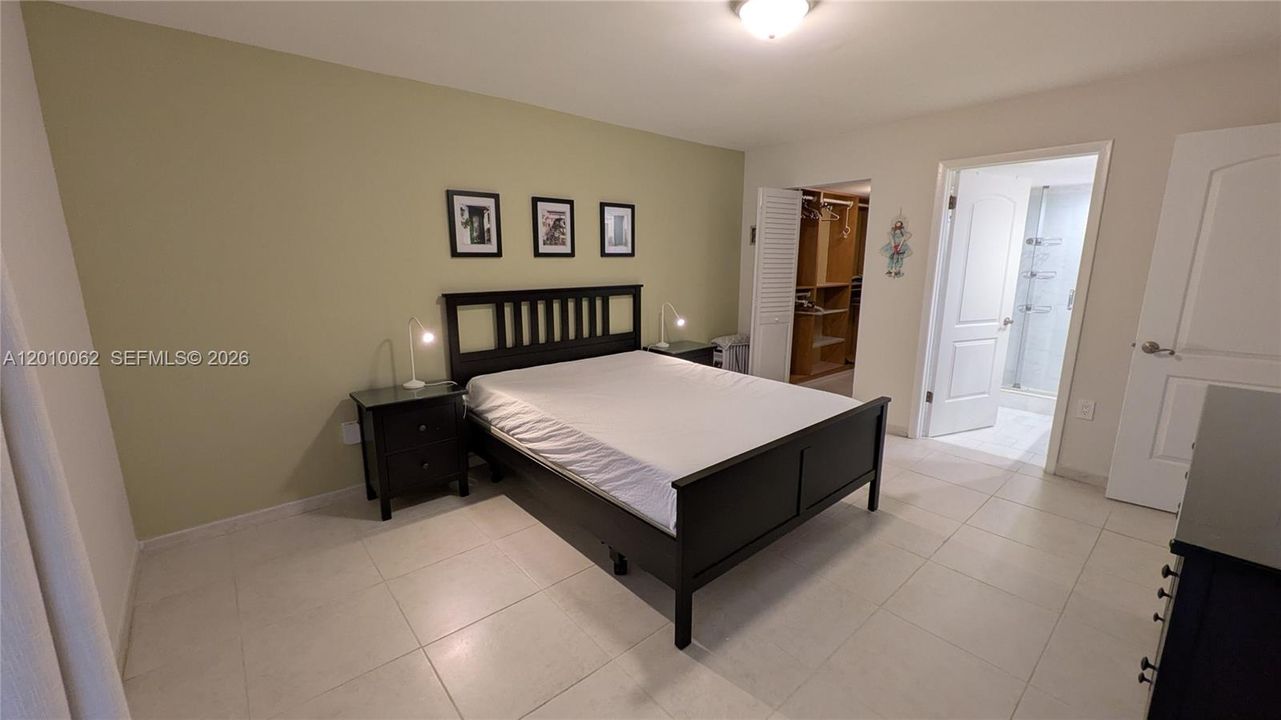 Active With Contract: $240,000 (1 beds, 1 baths, 980 Square Feet)