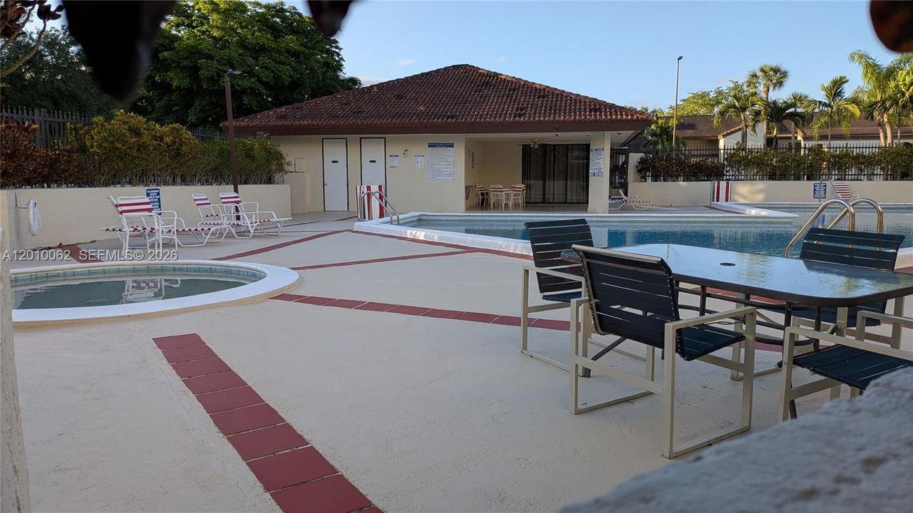 Active With Contract: $240,000 (1 beds, 1 baths, 980 Square Feet)