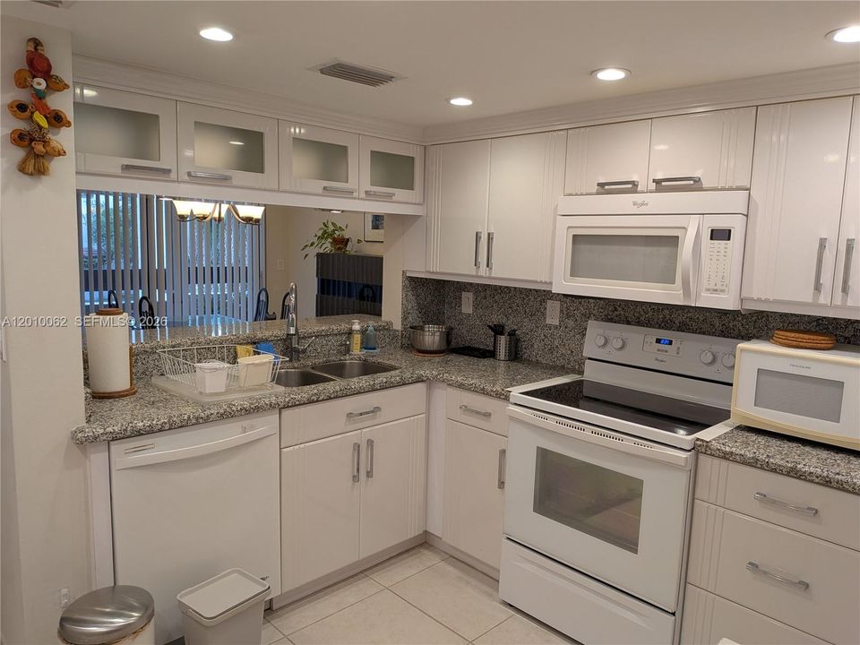 Active With Contract: $240,000 (1 beds, 1 baths, 980 Square Feet)